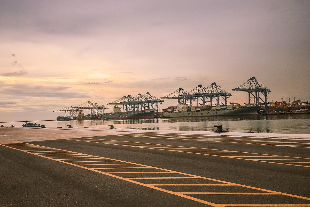 In which foreign trade scenarios is an export agency certificate required? How can small and medium-sized enterprises mitigate risks?